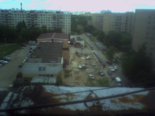 Вид с крыши дома Карбышева 19 на площадь перед Карбышева 19-А, города Красногорска.